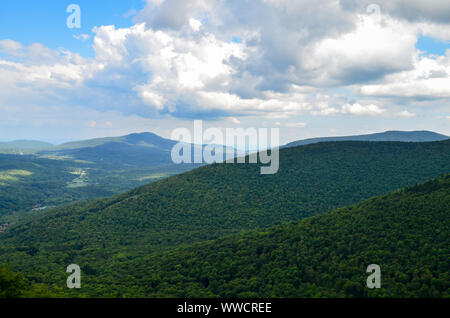 Wolken bewegen Sie die Maus über die catskills in dieser Ansicht von Hunter Mountain. Stockfoto