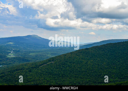 Wolken bewegen Sie die Maus über die catskills in dieser Ansicht von Hunter Mountain. Stockfoto