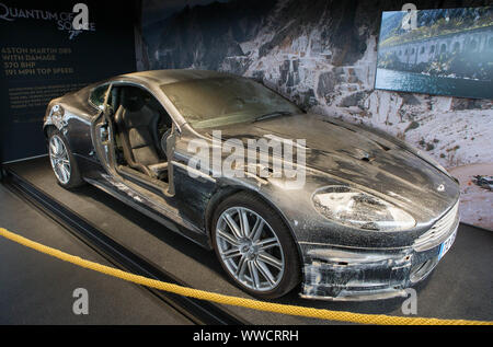 Der Aston Martin DBS mit Schäden von den Dreharbeiten zu "Ein Quantum Trost" auf der Anzeige in Silverstone als Teil des Touring "Bond in Motion" Ausstellung. Stockfoto