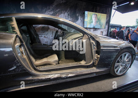 Der Aston Martin DBS mit Schäden von den Dreharbeiten zu "Ein Quantum Trost" auf der Anzeige in Silverstone als Teil des Touring "Bond in Motion" Ausstellung. Stockfoto