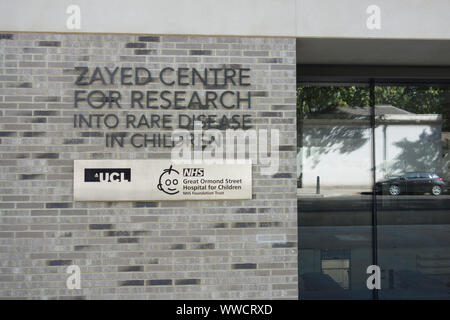 Beschilderung vor dem Zayed Center for Research in Rare Diseases in Children, Guilford Street, London, WC1N, England, VEREINIGTES KÖNIGREICH Stockfoto