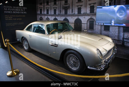 Der Aston Martin DB5, die in 7 James Bond Filme auf dem Display in Silverstone als Teil des Touring "Bond in Motion" Ausstellung gekennzeichnet hat. Stockfoto