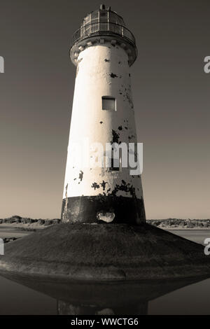 Punkt von Ayr Leuchtturm am Strand im Norden von Wales. Mit Sepia Farbe toning Stockfoto