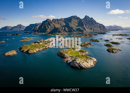 Panorama die Lofoten sind eine Inselgruppe in der Grafschaft von Nordland, Norwegen. Ist bekannt für eine unverwechselbare Landschaft mit dramatischen Bergen und Gipfeln, offene Meer ein Stockfoto