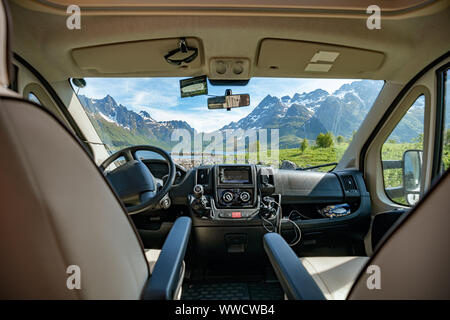 Blick aus dem Fenster der Reisemobil Wohnmobil Wohnwagen auf der schönen Natur von Norwegen. See Lovatnet Lodal Tal. Stockfoto