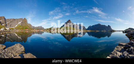 Panorama die Lofoten sind eine Inselgruppe in der Grafschaft von Nordland, Norwegen. Ist bekannt für eine unverwechselbare Landschaft mit dramatischen Bergen und Gipfeln, offene Meer ein Stockfoto