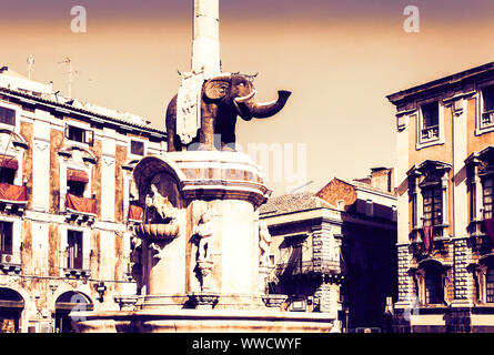 Das Wahrzeichen der Stadt am Hauptplatz Piazza del Duomo in Catania, Sizilien, Italien, Monument der Elefanten Brunnen (Fontana dell'Elefante) auf Sonnenuntergang Stockfoto