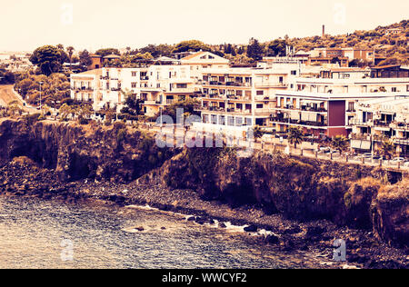 Reisen nach Italien - Luftaufnahme von Acitrezza, Catania, Sizilien, Fassade der alten Gebäude am Strand Sonnenuntergang Stockfoto