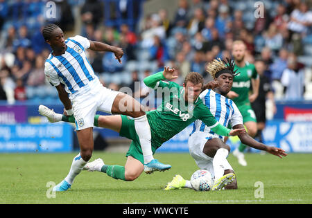 Von Sheffield Mittwoch Sam Winnall Schlachten für die Kugel mit der Huddersfield Town Terence Kongolo (links) und Huddersfield Town Trevoh Chalobah (rechts), während der Himmel Wette Championship match Am John Smith's Stadion, Huddersfield. Stockfoto