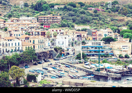 Reisen nach Italien - Luftaufnahme von Acitrezza, Catania, Sizilien, Fassade der alten Gebäude an der Küste, Hafen mit Fischerbooten Stockfoto