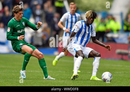 Huddersfield, Großbritannien. 15 Sep, 2019. EFL: Huddersfield Town Football Club gegen Sheffield Mittwoch; Trevoh Chalobah von Huddersfield Town, schirmt den Ball nur von Adam Erreichen von Sheffield Mittwoch - Streng redaktionelle Verwendung. Keine Verwendung mit nicht autorisierten Audio-, Video-, Daten-, Spielpläne, Verein/liga Logos oder "live" Dienstleistungen. On-line-in-Match mit 120 Bildern beschränkt, kein Video-Emulation. Keine Verwendung in Wetten, Spiele oder einzelne Verein/Liga/player Publikationen Quelle: Aktion Plus Sport Bilder/Alamy leben Nachrichten Stockfoto