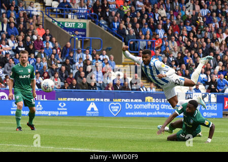 Huddersfield, Großbritannien. 15 Sep, 2019. EFL: Huddersfield Town Football Club gegen Sheffield Mittwoch; Fraizer Campbell von Huddersfield Town hat einen Schuß am Ziel als Iorfa Herausforderungen - Streng redaktionelle Verwendung. Keine Verwendung mit nicht autorisierten Audio-, Video-, Daten-, Spielpläne, Verein/liga Logos oder "live" Dienstleistungen. On-line-in-Match mit 120 Bildern beschränkt, kein Video-Emulation. Keine Verwendung in Wetten, Spiele oder einzelne Verein/Liga/player Publikationen Quelle: Aktion Plus Sport Bilder/Alamy leben Nachrichten Stockfoto