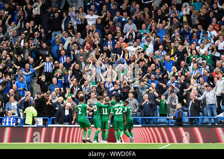 Huddersfield, Großbritannien. 15 Sep, 2019. EFL: Huddersfield Town Football Club gegen Sheffield Wednesday, die Sheffield Mittwoch Spieler feiern Sam Winnall Ziel vor dem Reisen Fans der Score 0 - 2 in der 72. Minute zu machen, rein redaktionelle Verwendung. Keine Verwendung mit nicht autorisierten Audio-, Video-, Daten-, Spielpläne, Verein/liga Logos oder "live" Dienstleistungen. On-line-in-Match mit 120 Bildern beschränkt, kein Video-Emulation. Keine Verwendung in Wetten, Spiele oder einzelne Verein/Liga/player Publikationen Quelle: Aktion Plus Sport Bilder/Alamy leben Nachrichten Stockfoto