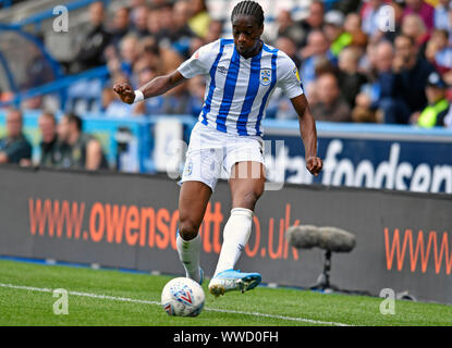 Huddersfield, Großbritannien. 15 Sep, 2019. EFL: Huddersfield Town Football Club gegen Sheffield Mittwoch; Terence Kongolo von Huddersfield Town kreuzt die Kugel - Streng redaktionelle Verwendung. Keine Verwendung mit nicht autorisierten Audio-, Video-, Daten-, Spielpläne, Verein/liga Logos oder "live" Dienstleistungen. On-line-in-Match mit 120 Bildern beschränkt, kein Video-Emulation. Keine Verwendung in Wetten, Spiele oder einzelne Verein/Liga/player Publikationen Quelle: Aktion Plus Sport Bilder/Alamy leben Nachrichten Stockfoto