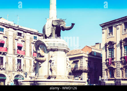 Das Wahrzeichen der Stadt am Hauptplatz Piazza del Duomo in Catania, Sizilien, Italien, Monument der Elefanten Brunnen (Fontana dell'Elefante). Stockfoto