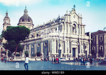 Catania, Sizilien, Italien - 15 August, 2018: die Menschen auf den historischen Platz der Stadt, der Piazza del Duomo, in der Nähe von Dom zu Sankt Agatha gewidmet Stockfoto