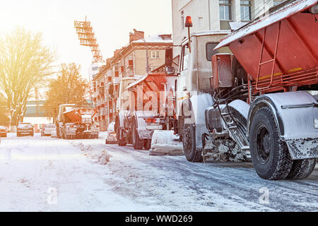 Schneepflug Schnee aus der City Road. Schneepflug Lkw auf der Straße arbeiten Stockfoto