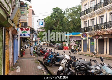 Panjim, Goa/Indien - 15. August 2019: Gebäude und kommerziellen Einrichtungen in Panjim die Hauptstadt von Goa Stockfoto