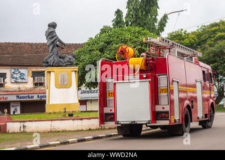 Die Statue von Abbe Jose Custodia Faria, ist, dass der Priester eine Frau hypnotisiert und liegt in Panjim, Goa. Stockfoto