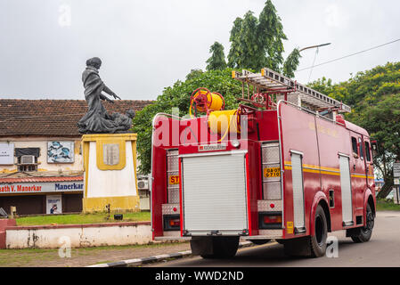 Die Statue von Abbe Jose Custodia Faria, ist, dass der Priester eine Frau hypnotisiert und liegt in Panjim, Goa. Stockfoto