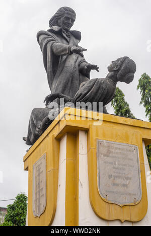 Die Statue von Abbe Jose Custodia Faria, ist, dass der Priester eine Frau hypnotisiert und liegt in Panjim, Goa. Stockfoto