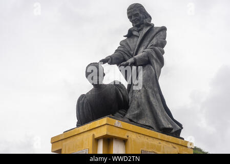 Die Statue von Abbe Jose Custodia Faria, ist, dass der Priester eine Frau hypnotisiert und liegt in Panjim, Goa. Stockfoto