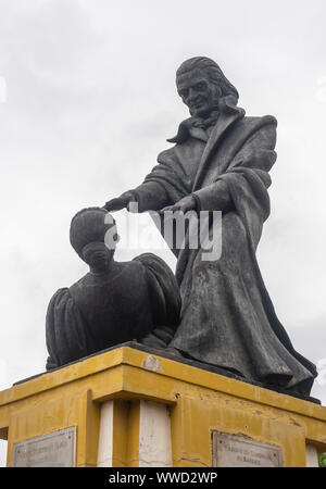 Die Statue von Abbe Jose Custodia Faria, ist, dass der Priester eine Frau hypnotisiert und liegt in Panjim, Goa. Stockfoto