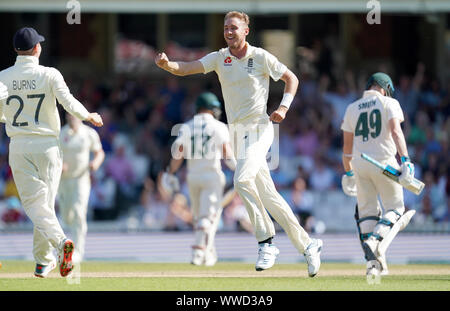 England's Stuart Breite feiert die wicket von Australiens Steve Smith während der 4. Tag des fünften Testspiel am Kia Oval, London. Stockfoto