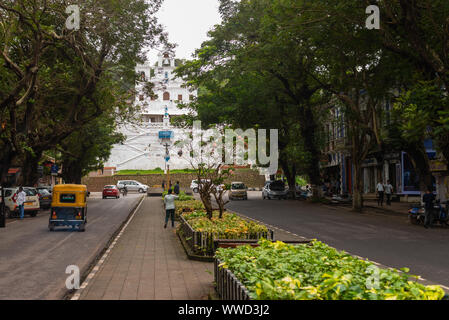 Die Stadt Panjim voller Aktivität gegenüber Unserer Lieben Frau von der Unbefleckten Empfängnis Kirche in Goa auf der indischen Unabhängigkeit Tag Stockfoto