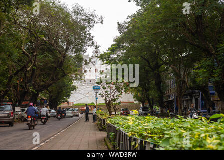 Die Stadt Panjim voller Aktivität gegenüber Unserer Lieben Frau von der Unbefleckten Empfängnis Kirche in Goa auf der indischen Unabhängigkeit Tag Stockfoto