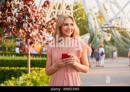 Frau verwendet ein Smartphone, schreibt SMS an ihren Geliebten Stockfoto