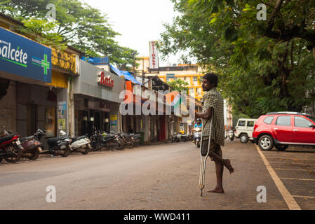 Straßenhändler, die Indische Flaggen und Artefakte auf der Unabhängigkeit Indiens Tag auf den Straßen von Panjim Stockfoto