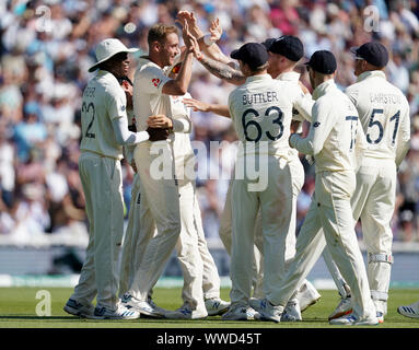 England's Stuart Breite feiert die wicket von Australiens Steve Smith mit Teamkollegen beim 4. Tag des fünften Testspiel am Kia Oval, London. Stockfoto