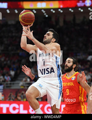 Peking, China. 15 Sep, 2019. Facundo Campazzo (L) von Argentinien geht für den Korb, während das Endspiel zwischen Spanien und Argentinien 2019 FIBA-Weltmeisterschaft in Peking, der Hauptstadt von China, Sept. 15, 2019. Credit: Ju Huanzong/Xinhua/Alamy leben Nachrichten Stockfoto