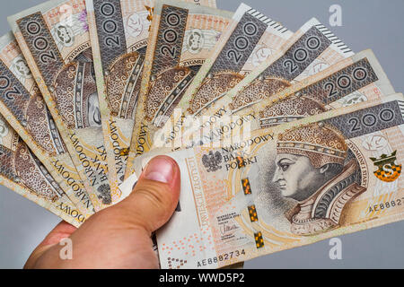 Handfächer aus zwei hundert Zloty polnische Banknoten halten, indem mans hand Stockfoto