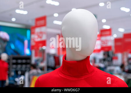 Mannequin in einem roten Pullover in das Innere eines Clothing Store. Stockfoto