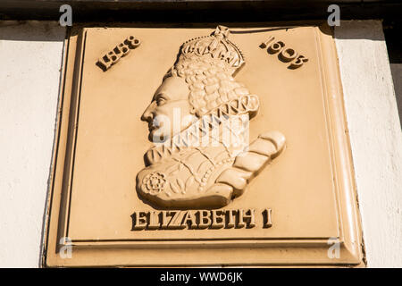 UK, County Durham, Bishop Auckland, North Bondgate, Queens Head Hotel, Keramik Plaque Stockfoto