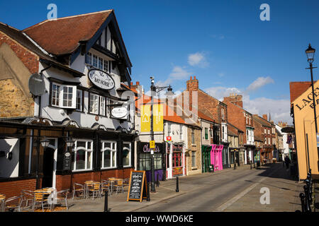 UK, County Durham, Bishop Auckland, Fore Bondgate, 1530 Bay Horse Pub und Geschäfte im historischen Straße Stockfoto