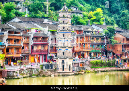 Fenghuang, China. 13. September 2015. Die Tuo Flusses und der Wanming Pagode im alten Dorf von fenghuang in der Provinz Hunan an einem bewölkten Tag. Stockfoto