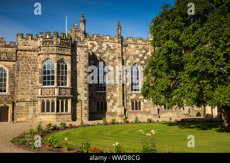 UK, County Durham, Bishop Auckland, Schloss, lange Esszimmer und große Halle windows, von James Wyatt 1791 umgebaut für Bischof Shute Barrington Stockfoto