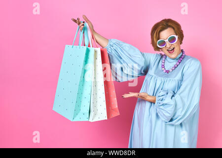 Funky ältere Frau mit Käufen, Shopaholic Frau, haben Kleidung, Stockfoto