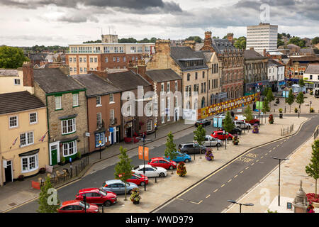 UK, County Durham, Bishop Auckland, Erhöhte Ansicht der Marktplatz von Auckland Tower Stockfoto