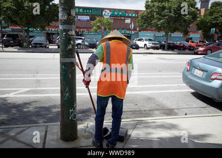 Alter Mann street Cleaner tragen hohe vis Weste und chinesischen konische Hut chinatown Chicago Illinois USA Stockfoto