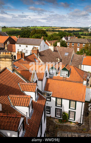 UK, County Durham, Bishop Auckland, Erhöhte Ansicht Marktplatz Dächer und die umliegende Landschaft von Auckland Tower Stockfoto