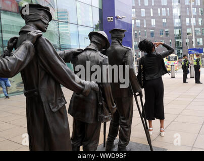 Victory over Blindness ist eine Bronzeskulptur in Manchester, England von Johanna Domke-Guyot. Es liegt am Piccadilly Approach Bahnhof. Stockfoto