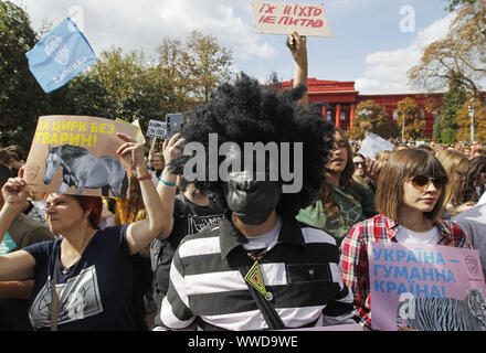 Kiew, Ukraine. 15 Sep, 2019. Tierschützer mit ihren Haustieren an der 'March für Tiere Rechte" in Kiew, Ukraine, der am 15. September 2019. Die Teilnehmer marschierten anspruchsvolle zum Verbot der Verwendung von Tieren in Zirkussen und Delphinarien, Tierversuche, die Betteln und für das Foto Dienstleistungen mit Tieren, die auf Pelztierfarmen verbieten. Tausende Aktivistinnen marschierten auf die Ukrainische Paliament mit einer Forderung, die Rechte der Tiere zu schützen. Credit: Serg Glovny/ZUMA Draht/Alamy leben Nachrichten Stockfoto