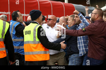 Leeds United Fans Zusammentreffen mit Sicherheit Personal während der Sky Bet Meisterschaft Gleiches an Oakwell, Barnsley. Stockfoto