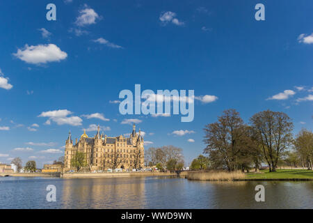 Schloss und Garten am Burgsee See in Schwerin, Deutschland Stockfoto