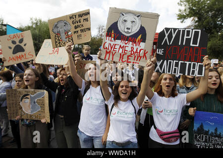 Kiew, Ukraine. 15 Sep, 2019. Tier shout Slogans während der 'March für Tiere Rechte" in Kiew, Ukraine, der am 15. September 2019. Die Teilnehmer marschierten anspruchsvolle zum Verbot der Verwendung von Tieren in Zirkussen und Delphinarien, Tierversuche, die Betteln und für das Foto Dienstleistungen mit Tieren, die auf Pelztierfarmen verbieten. Tausende Aktivistinnen marschierten auf die Ukrainische Paliament mit einer Forderung, die Rechte der Tiere zu schützen. Credit: Serg Glovny/ZUMA Draht/Alamy leben Nachrichten Stockfoto