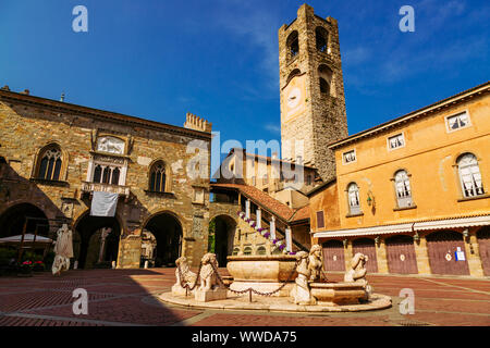 Contarini Brunnen auf der Piazza Vecchia, Citta Alta, Bergamo, Italien Stockfoto